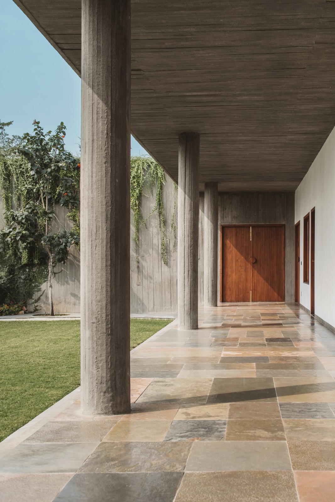 BIM建筑|围合之家 / Design Ni Dukaan