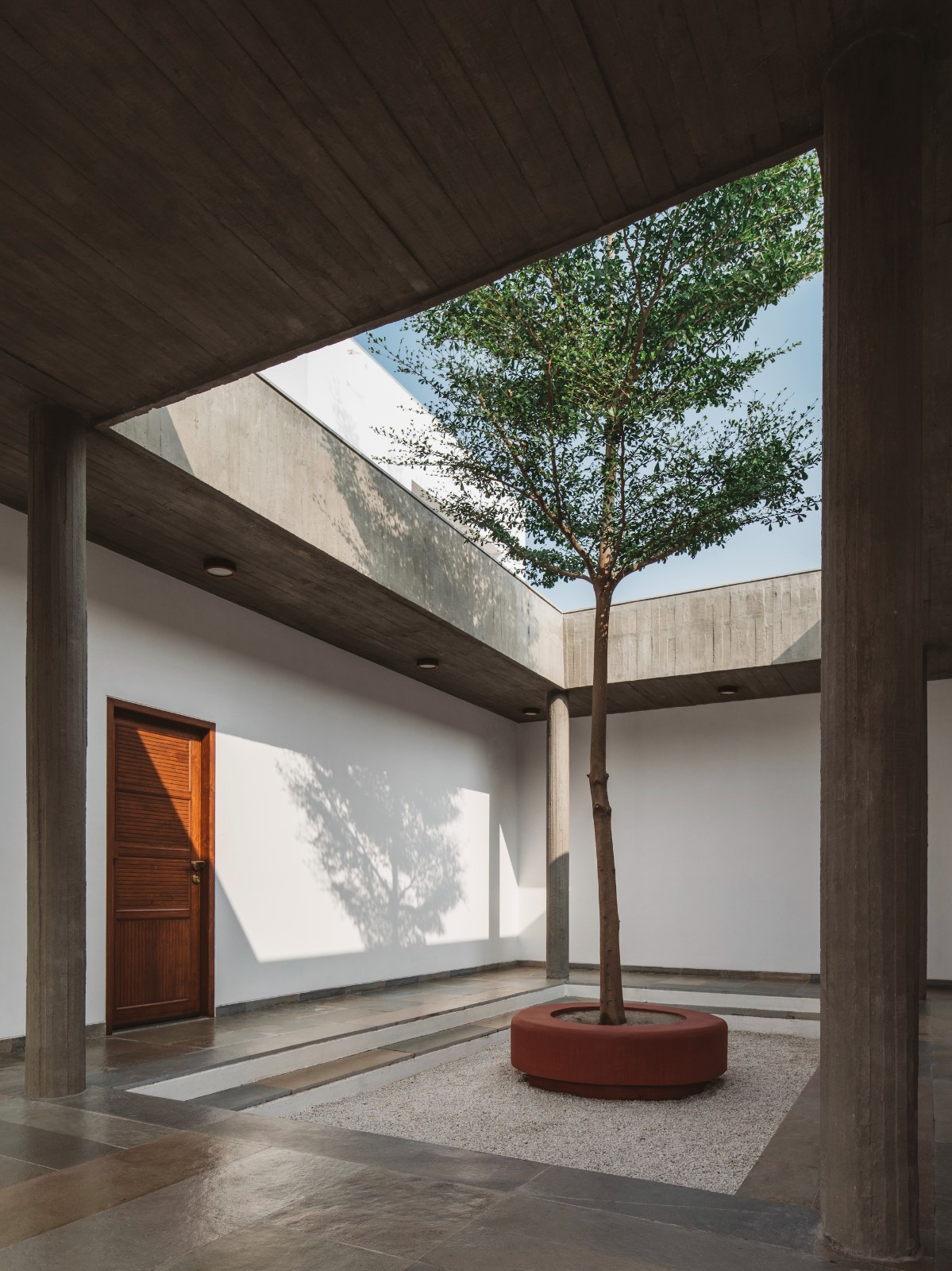 BIM建筑|围合之家 / Design Ni Dukaan