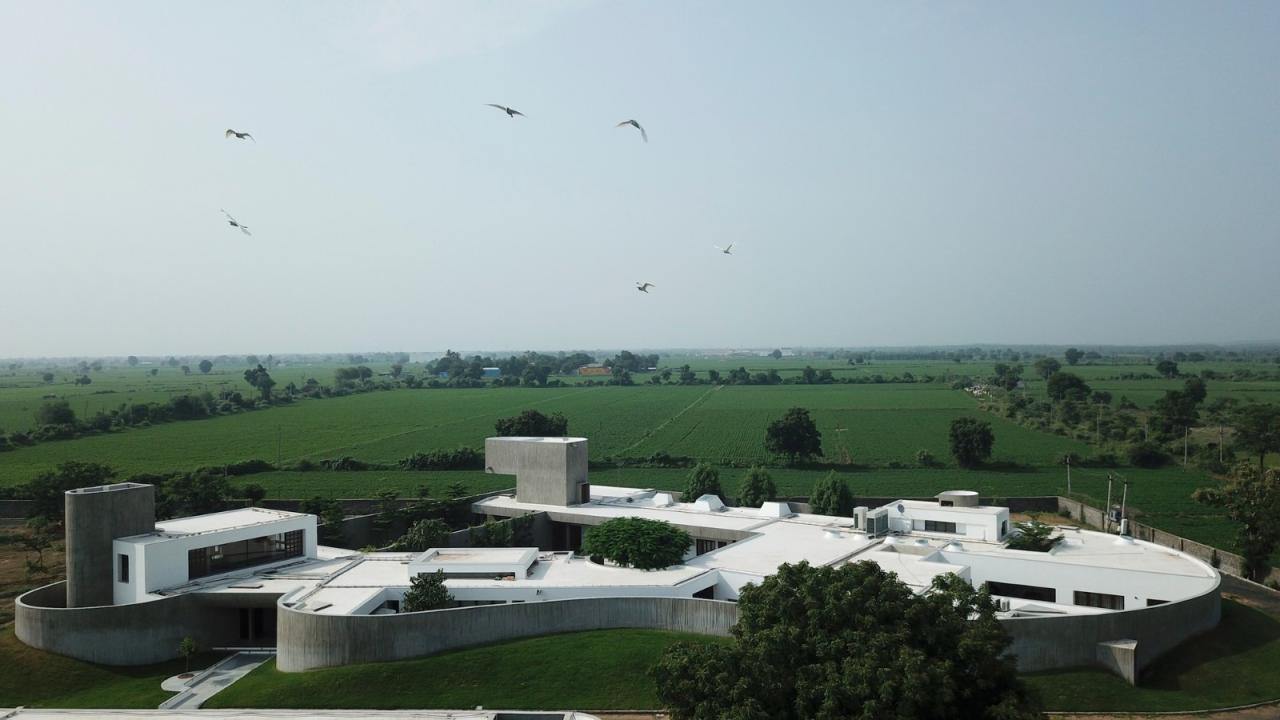 BIM建筑|围合之家 / Design Ni Dukaan