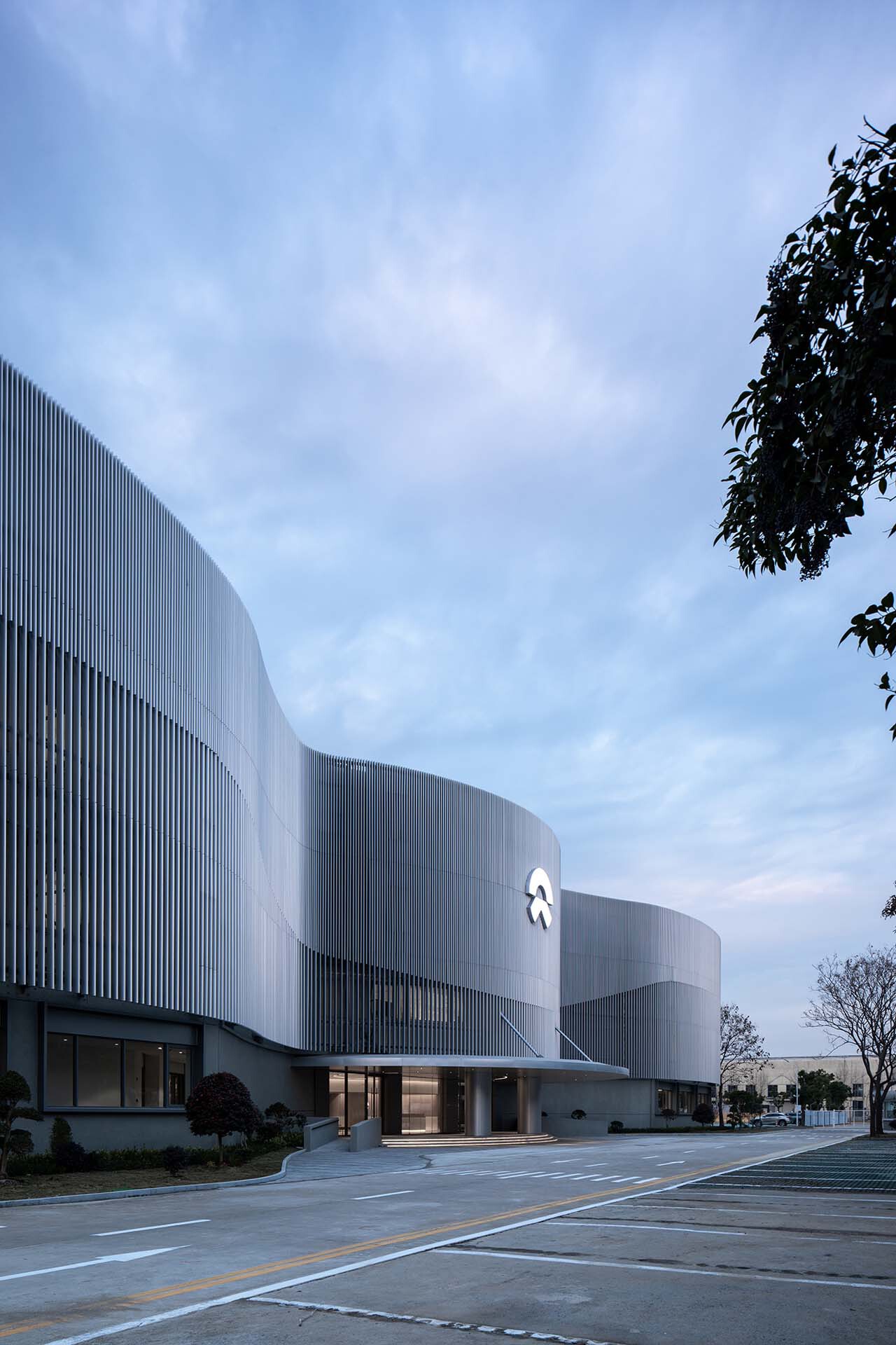 BIM建筑|蔚来交付中心 / Kokaistudios