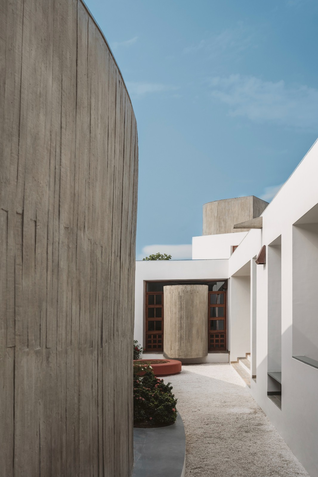 BIM建筑|围合之家 / Design Ni Dukaan