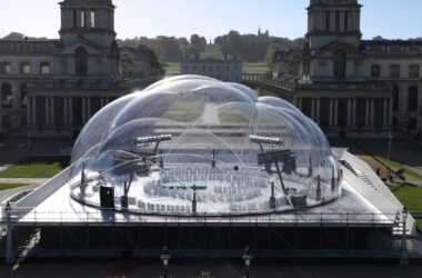 BIM建筑|斯米扬·拉迪奇设计的充气圆顶重新用于时装秀-BIM建筑网