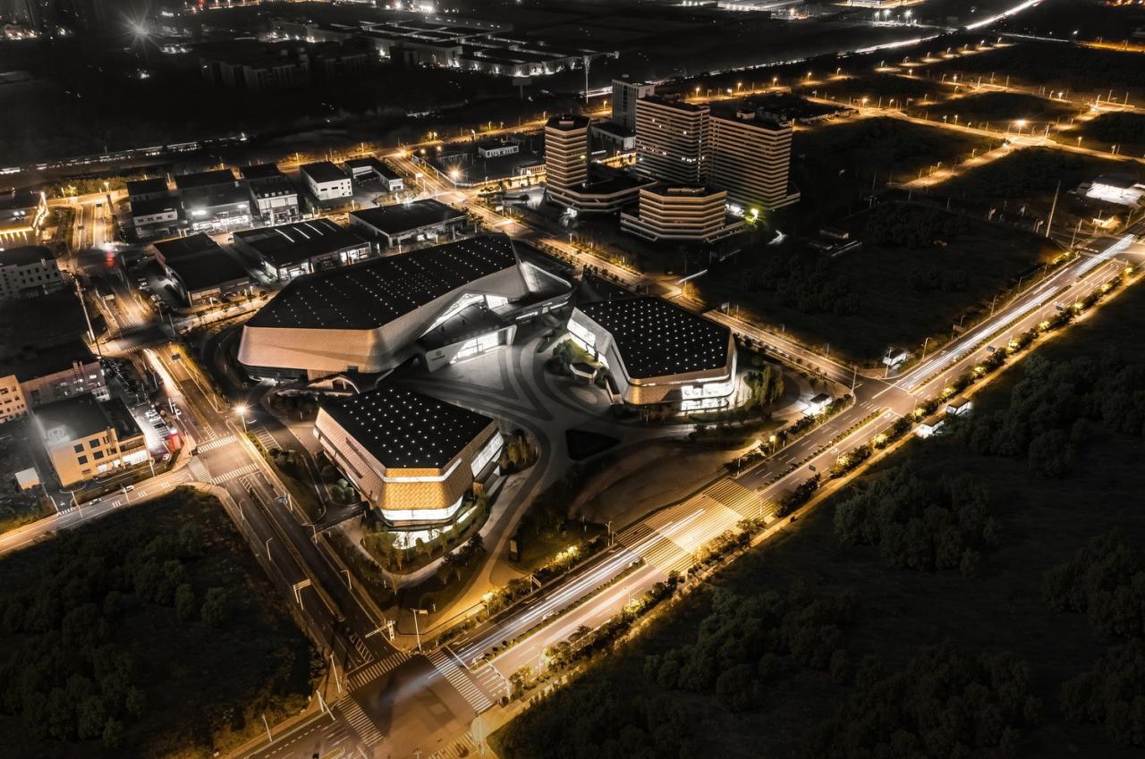 BIM建筑|自由 动感 科技：株洲汽博园交易中心一体化设计探讨 / 罗劲工作室