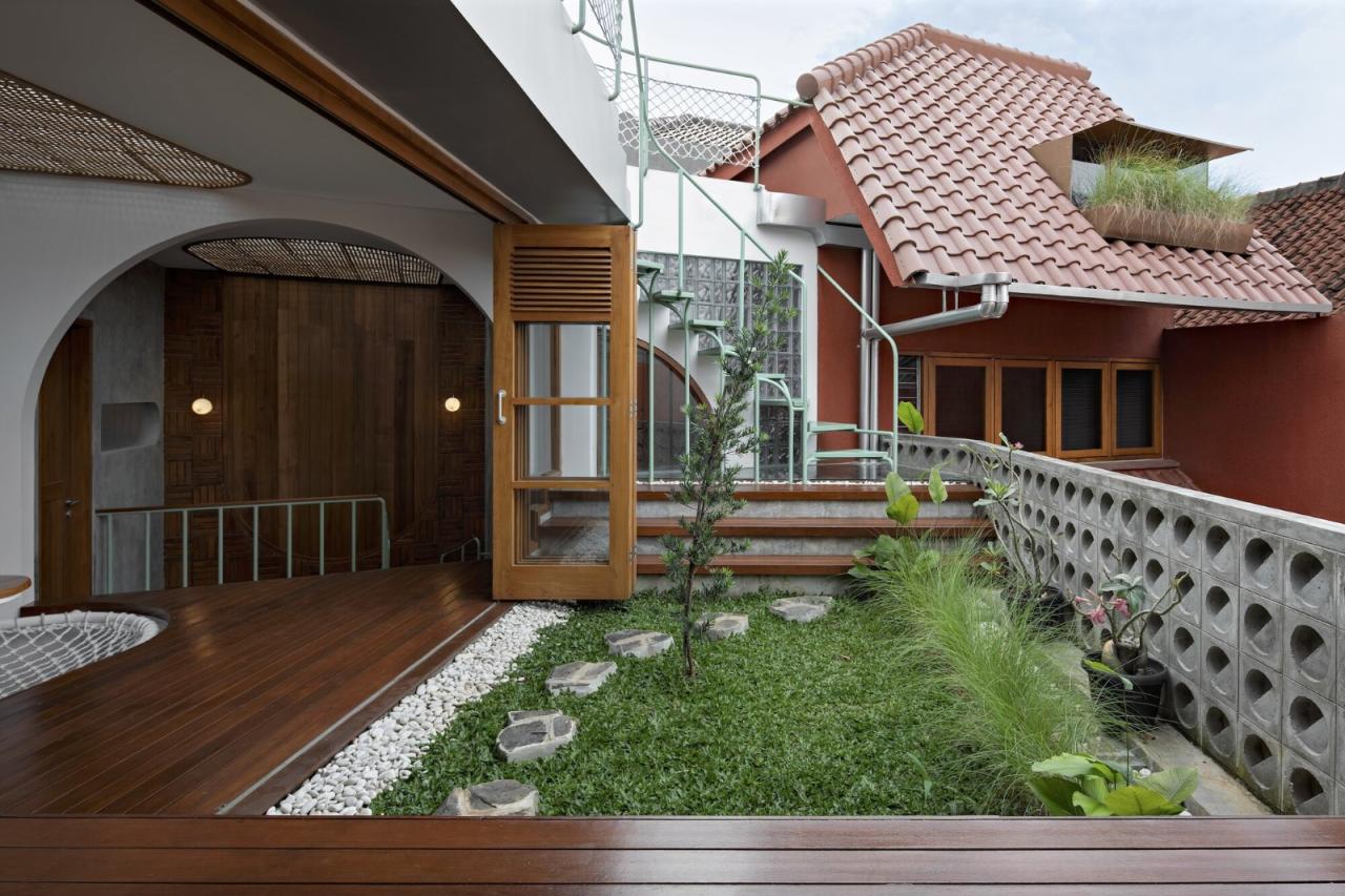 BIM建筑|爪哇屋顶+旋转房间，分心的房子 / Ismail Solehudin Architecture