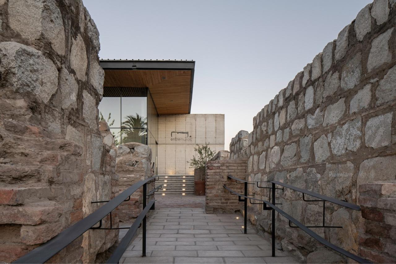 BIM建筑|城墙之中的活动中心 / Triangular