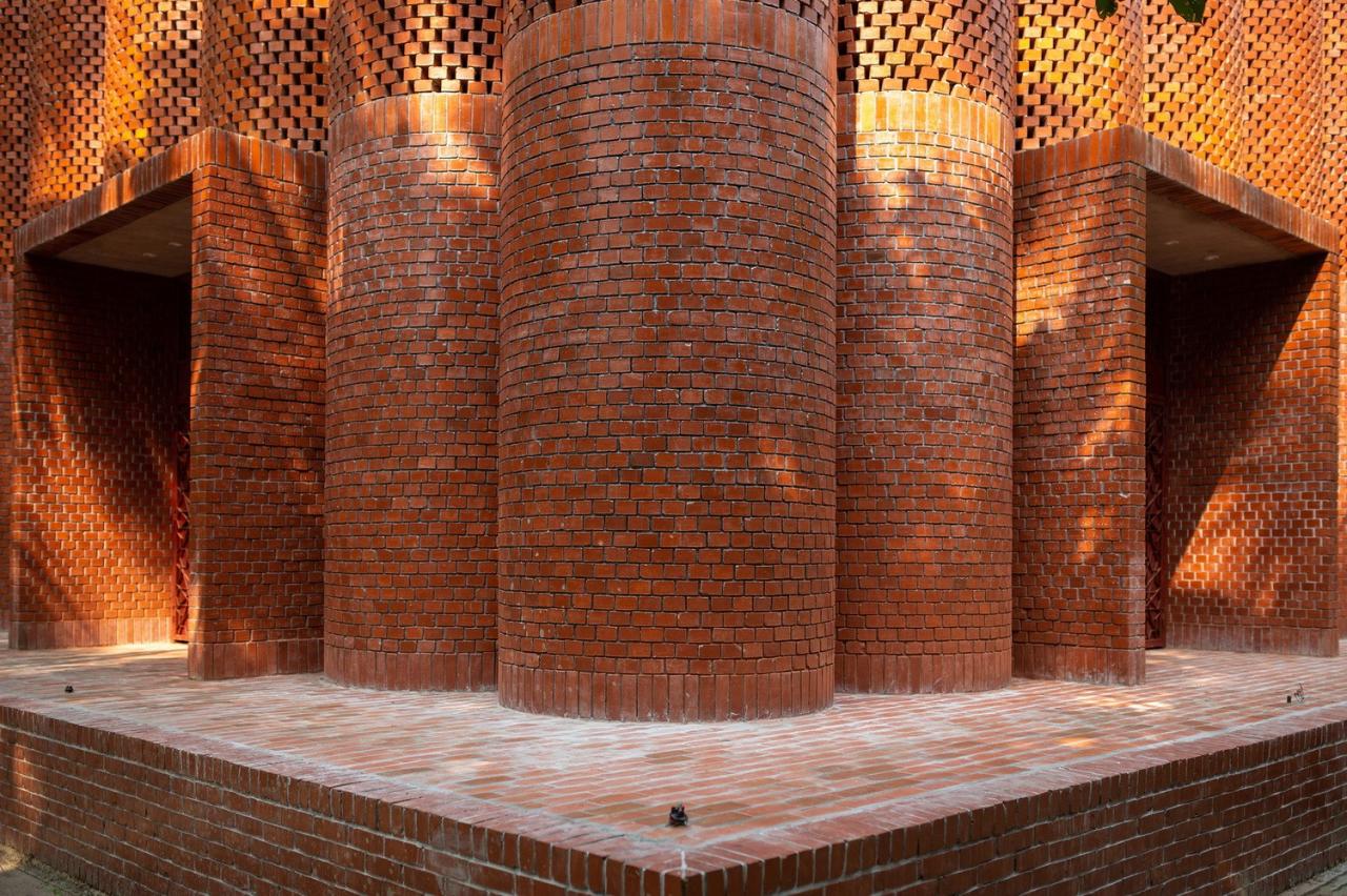 BIM建筑| 陵墓纪念堂，混凝土圆柱‘滴落’ / Sthapotik