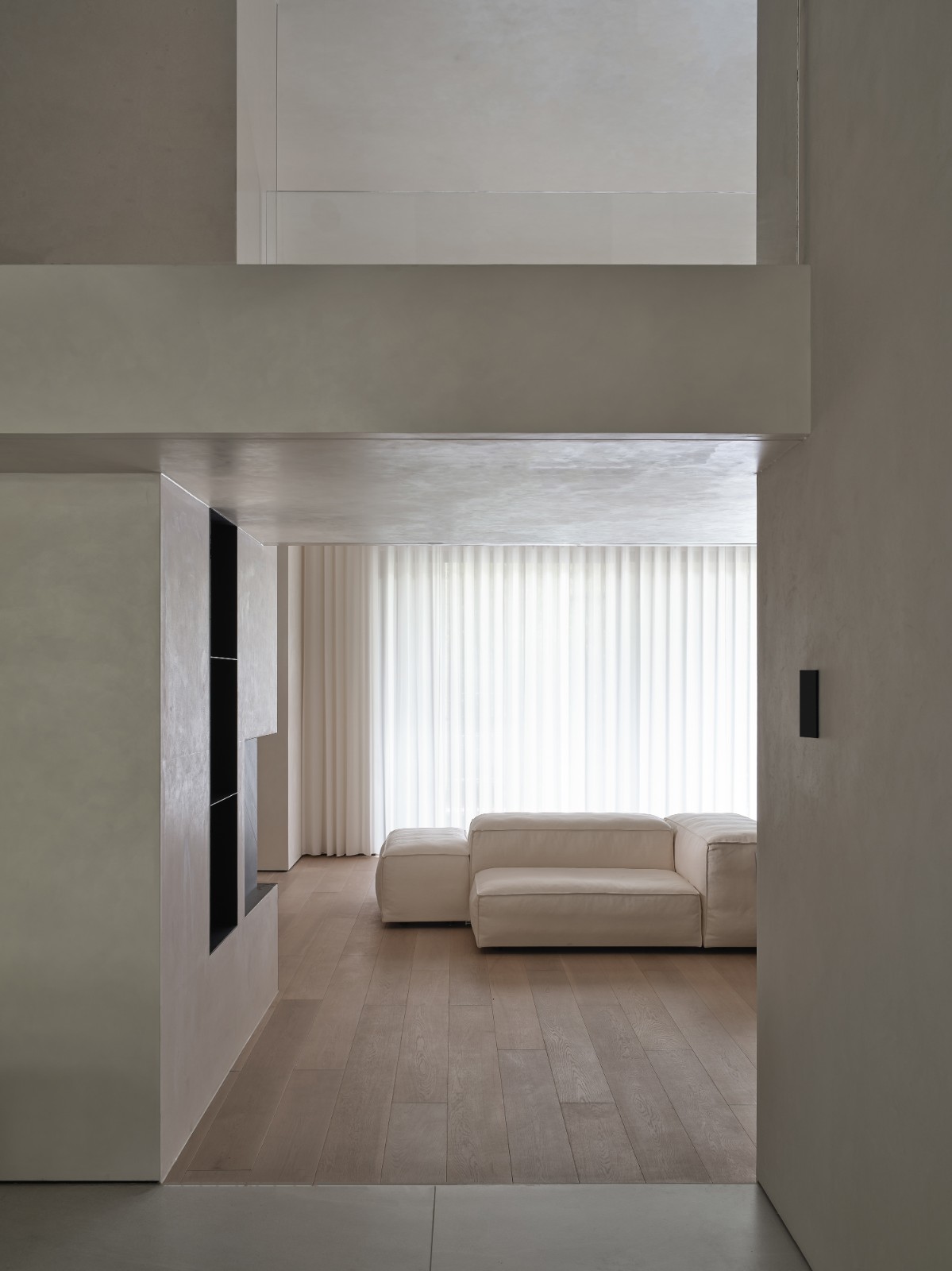 BIM建筑|梧桐树下的420平米复式公寓 :为年轻家庭巧妙创建”视线连通”挑高空间 / 八荒设计