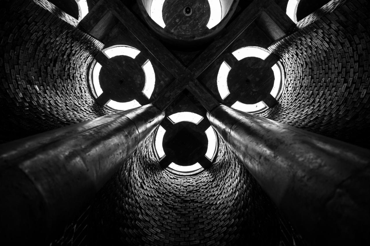 BIM建筑| 陵墓纪念堂，混凝土圆柱‘滴落’ / Sthapotik