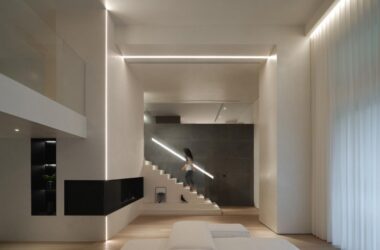 BIM建筑|梧桐树下的420平米复式公寓 :为年轻家庭巧妙创建”视线连通”挑高空间 / 八荒设计-BIM建筑网