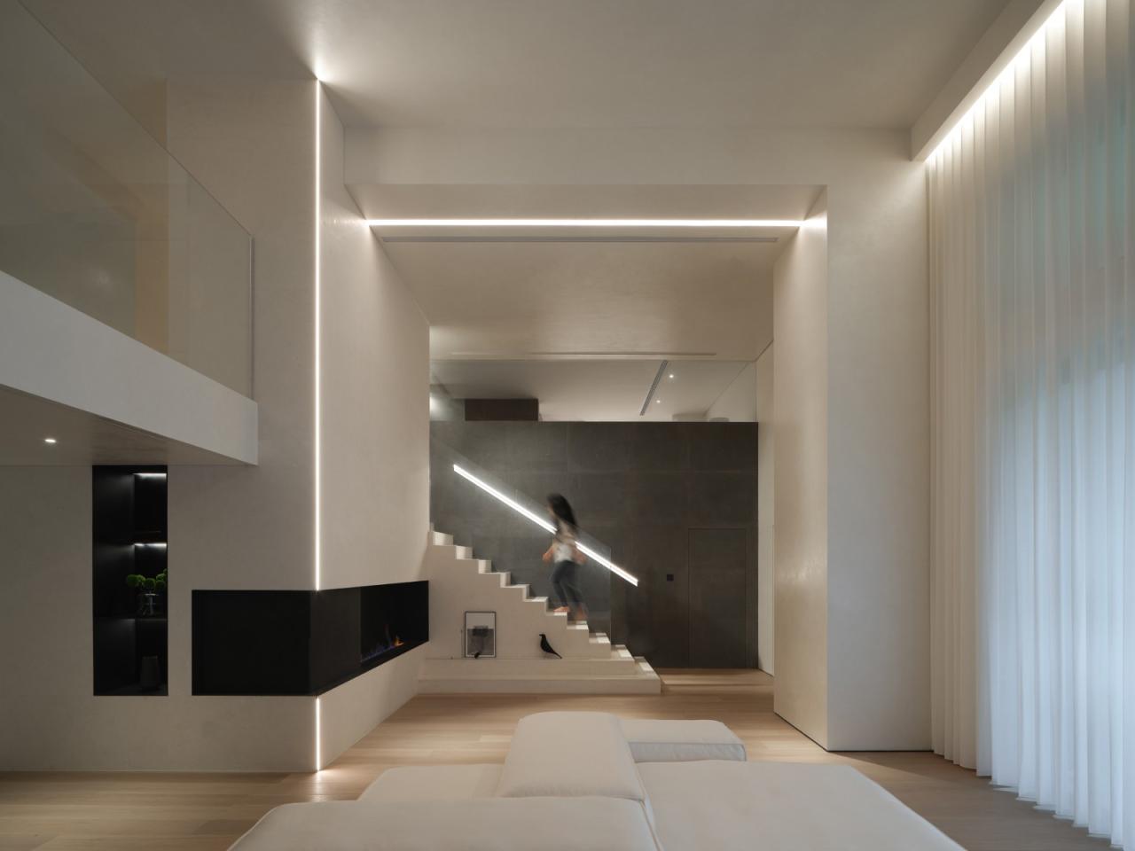 BIM建筑|梧桐树下的420平米复式公寓 :为年轻家庭巧妙创建”视线连通”挑高空间 / 八荒设计