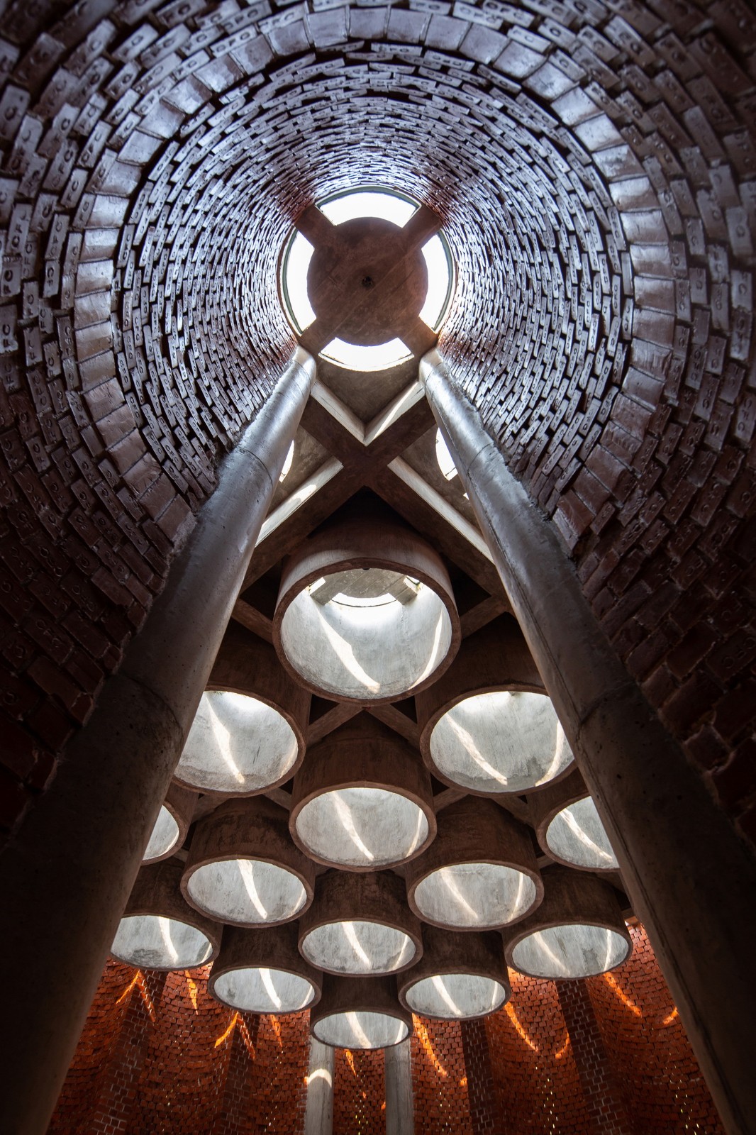 BIM建筑| 陵墓纪念堂，混凝土圆柱‘滴落’ / Sthapotik