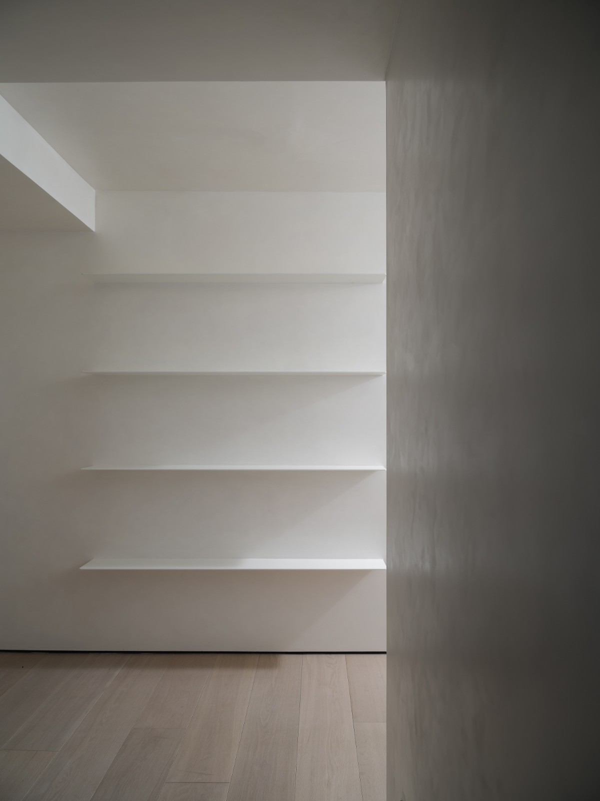 BIM建筑|梧桐树下的420平米复式公寓 :为年轻家庭巧妙创建”视线连通”挑高空间 / 八荒设计