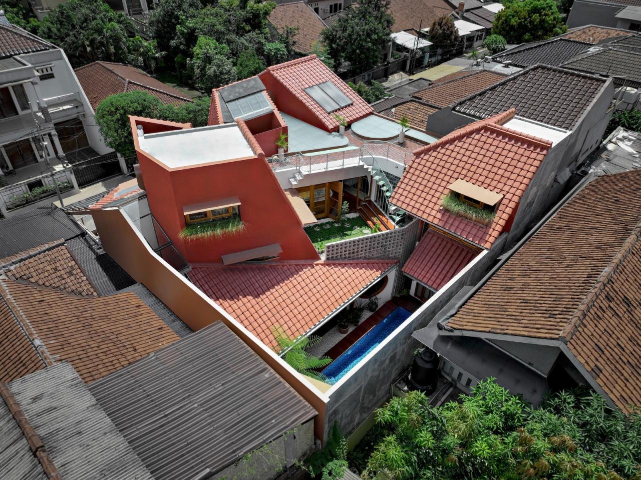 BIM建筑|爪哇屋顶+旋转房间，分心的房子 / Ismail Solehudin Architecture