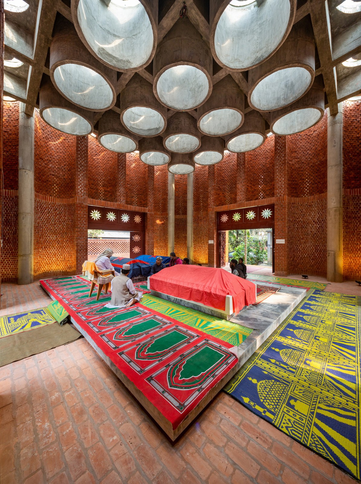 BIM建筑| 陵墓纪念堂，混凝土圆柱‘滴落’ / Sthapotik