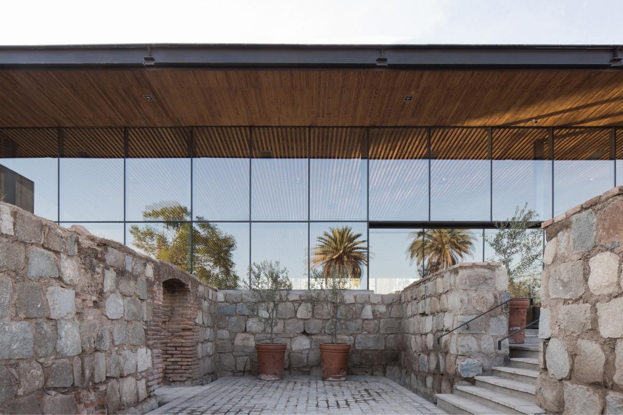 BIM建筑|城墙之中的活动中心 / Triangular