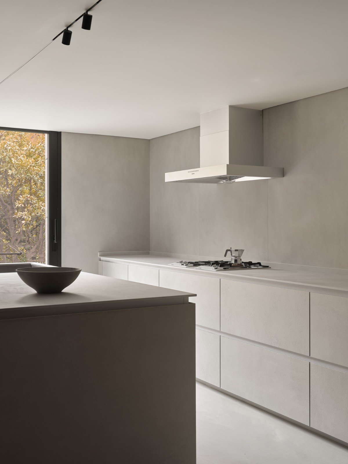 BIM建筑|梧桐树下的420平米复式公寓 :为年轻家庭巧妙创建”视线连通”挑高空间 / 八荒设计