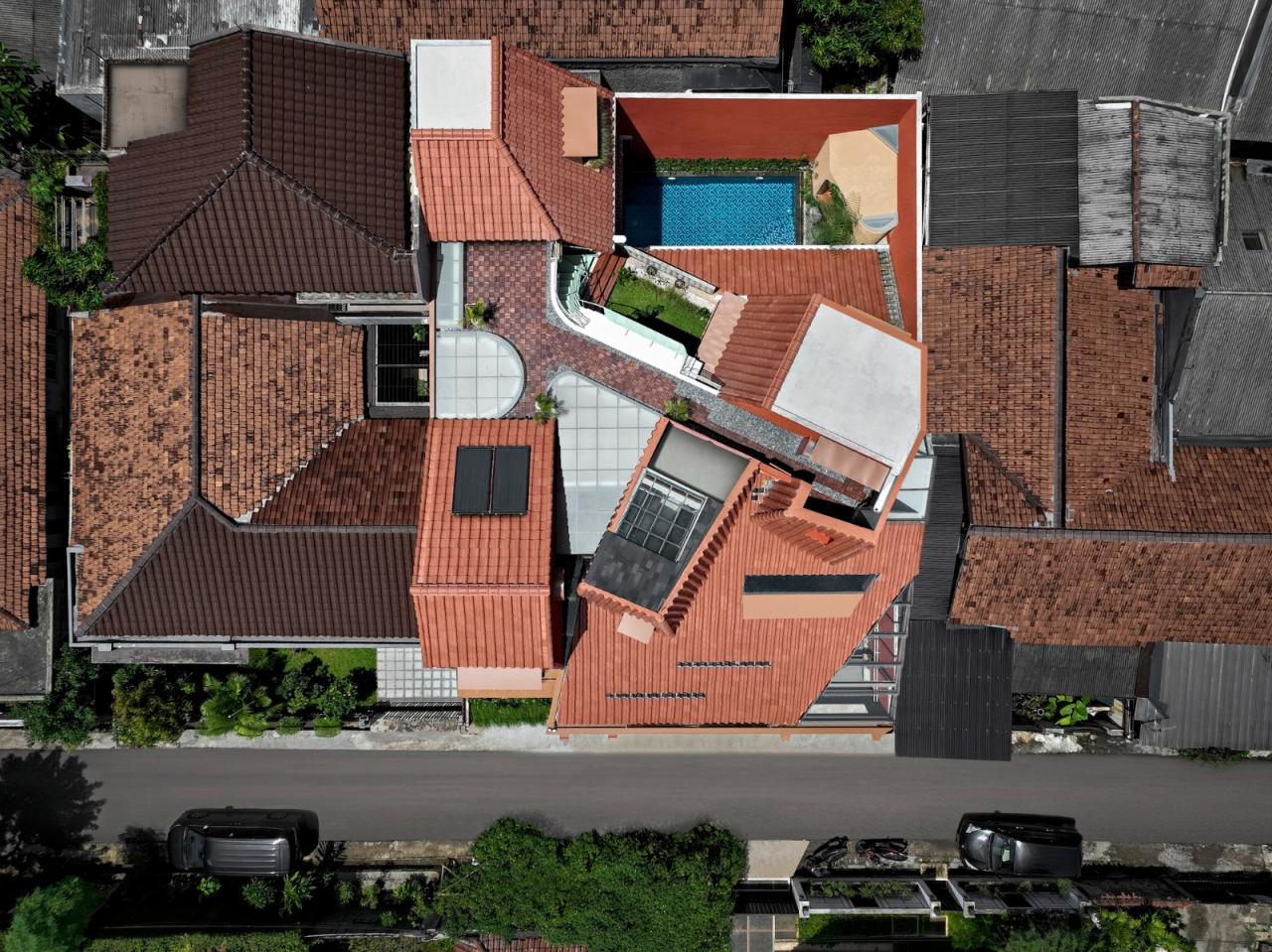 BIM建筑|爪哇屋顶+旋转房间，分心的房子 / Ismail Solehudin Architecture