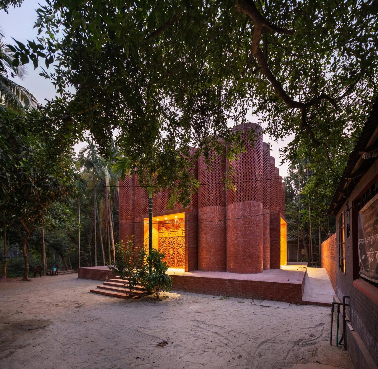 BIM建筑| 陵墓纪念堂，混凝土圆柱‘滴落’ / Sthapotik