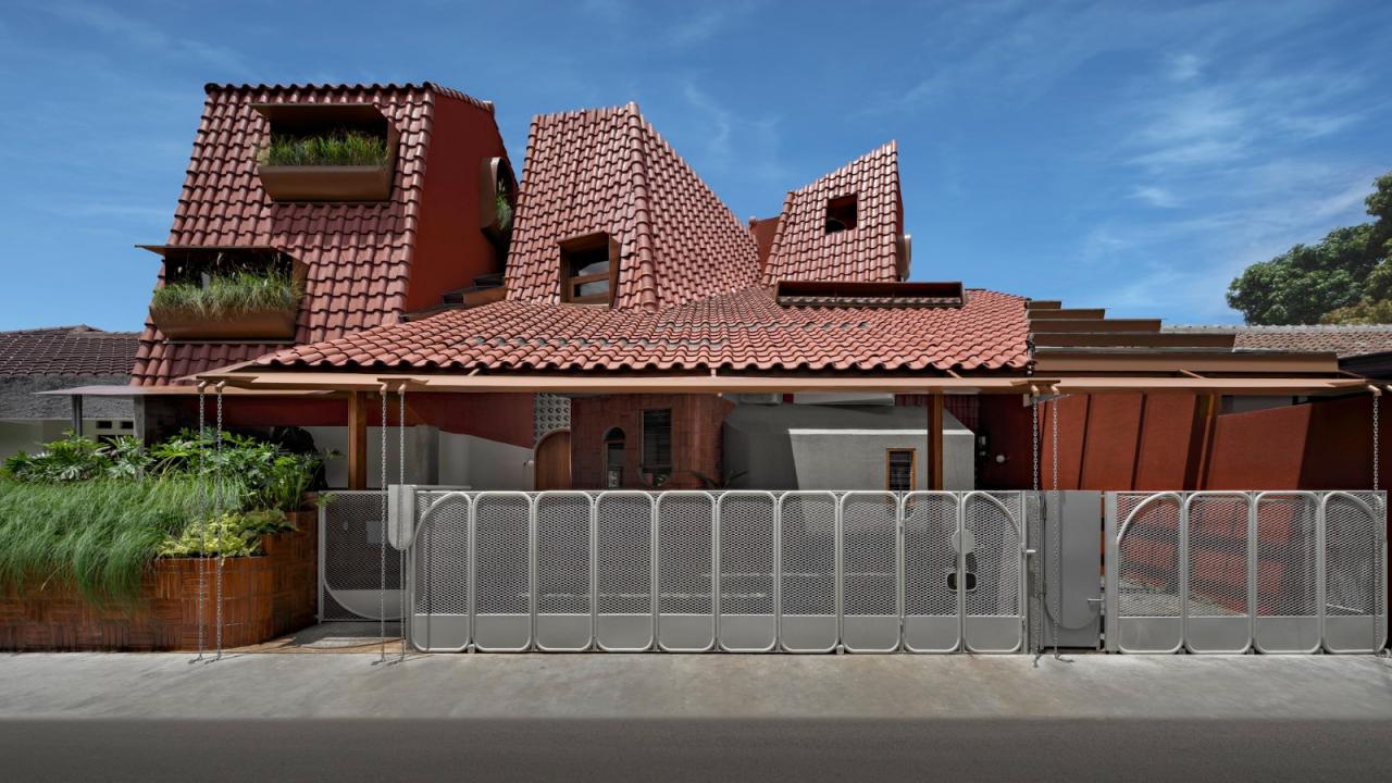 BIM建筑|爪哇屋顶+旋转房间，分心的房子 / Ismail Solehudin Architecture