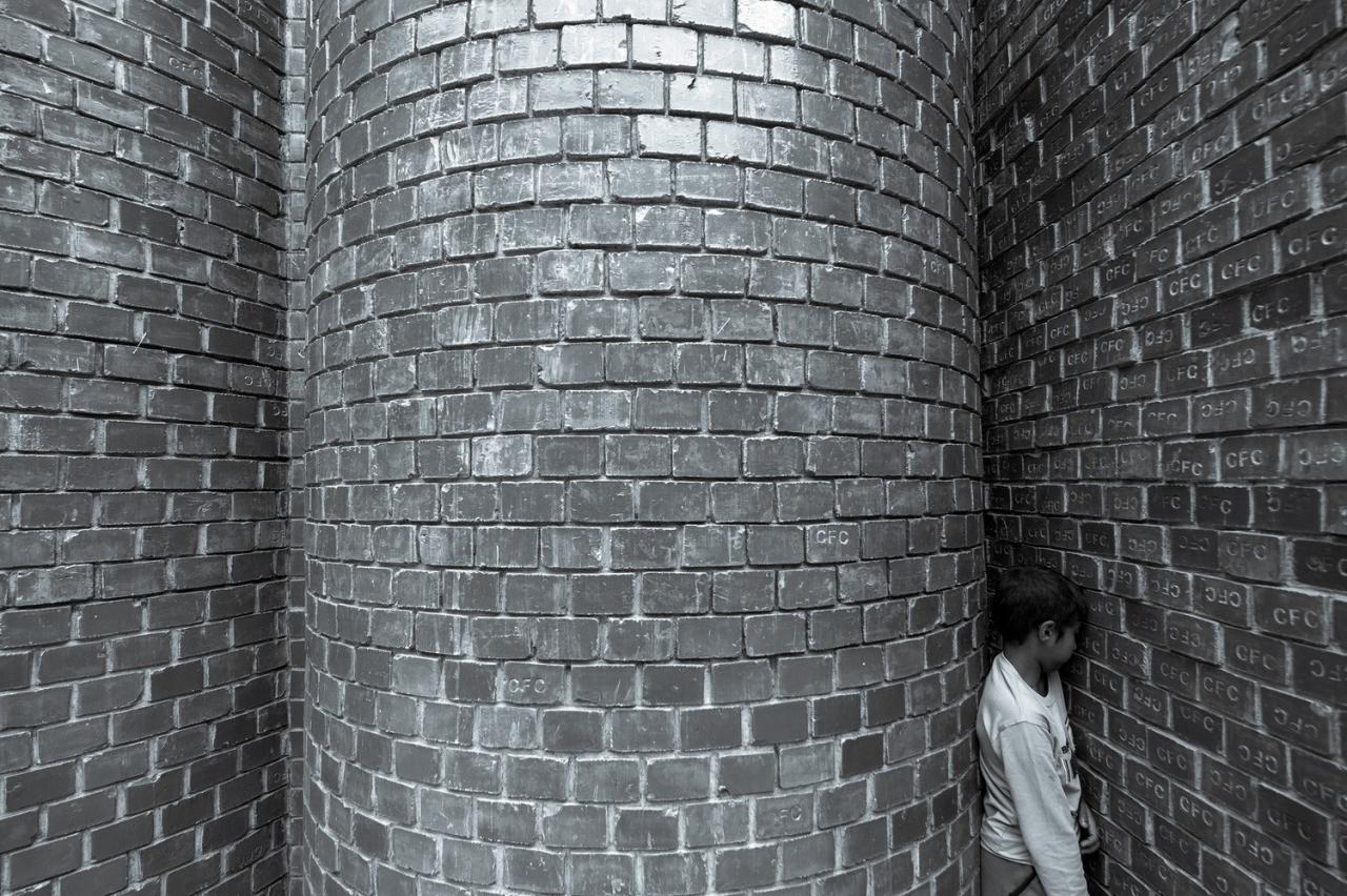 BIM建筑| 陵墓纪念堂，混凝土圆柱‘滴落’ / Sthapotik