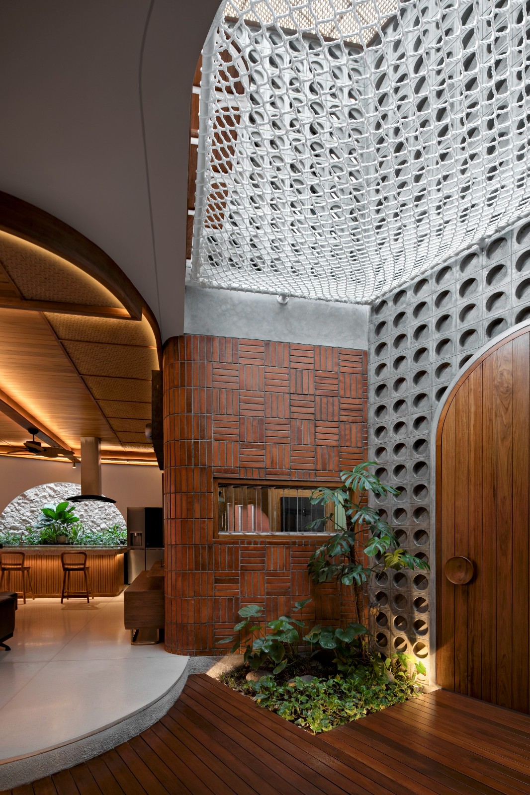 BIM建筑|爪哇屋顶+旋转房间，分心的房子 / Ismail Solehudin Architecture