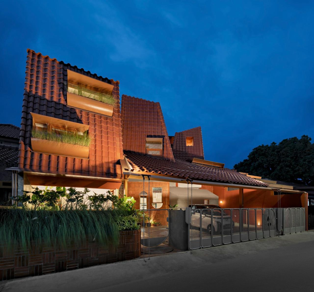 BIM建筑|爪哇屋顶+旋转房间，分心的房子 / Ismail Solehudin Architecture