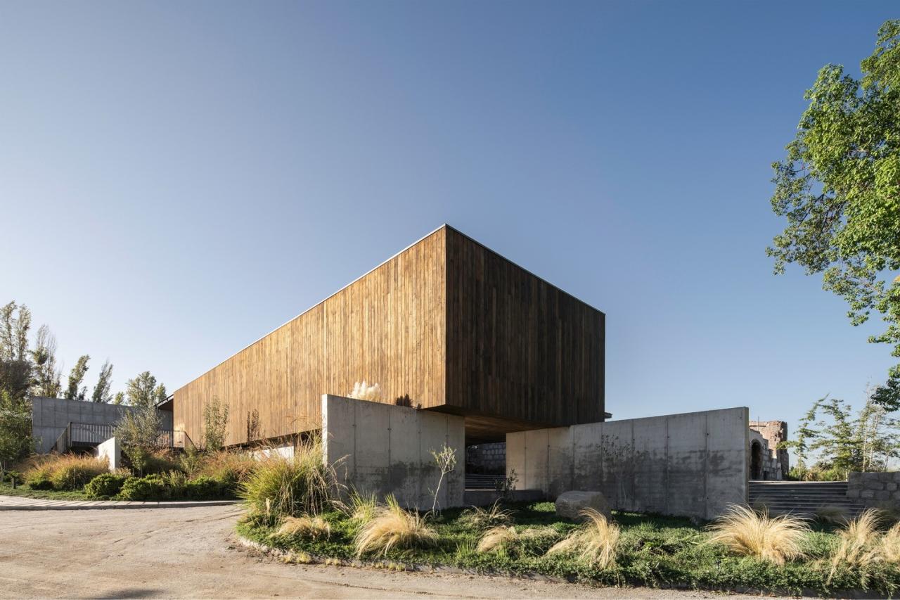 BIM建筑|城墙之中的活动中心 / Triangular