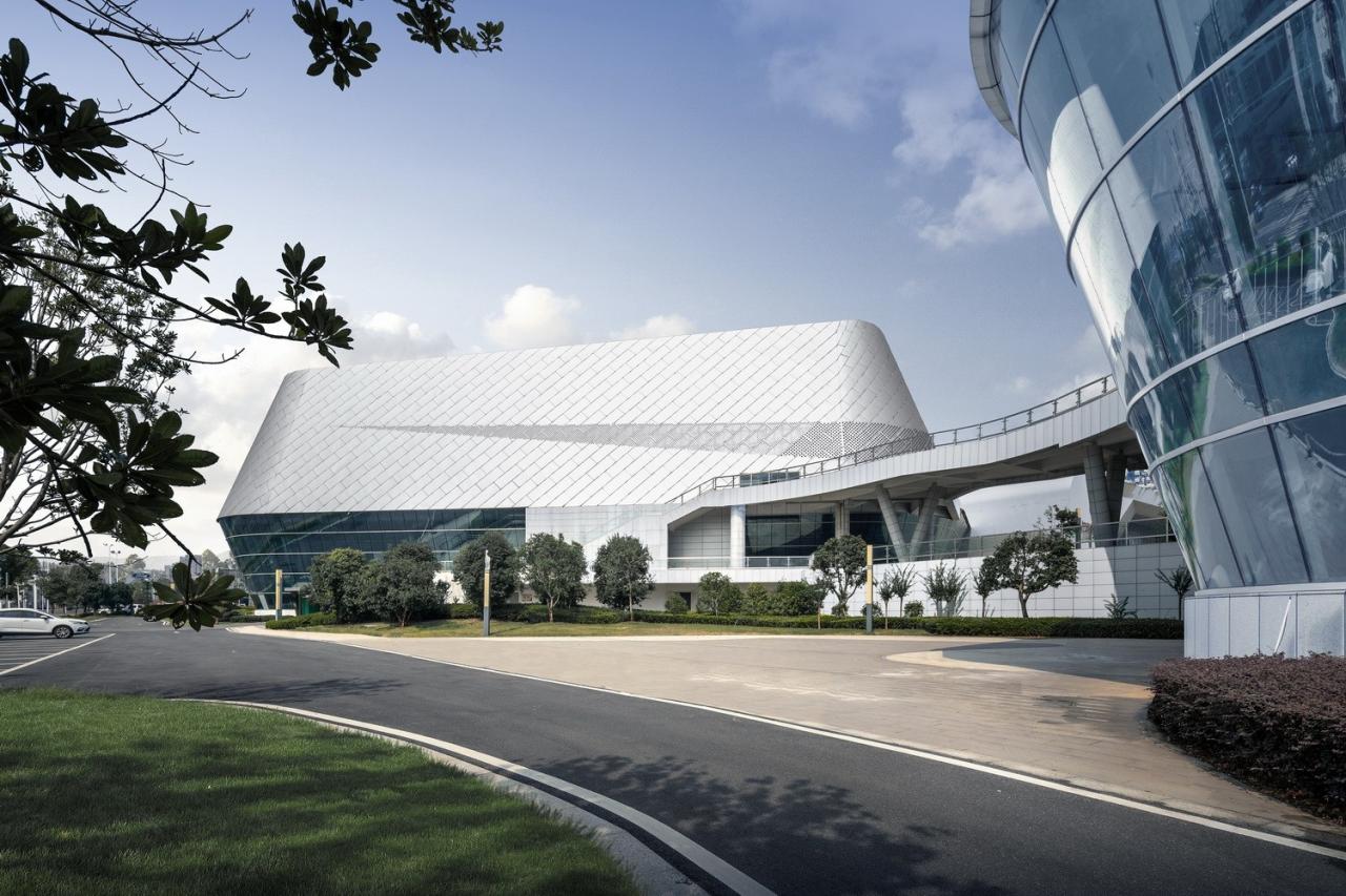 BIM建筑|自由 动感 科技：株洲汽博园交易中心一体化设计探讨 / 罗劲工作室