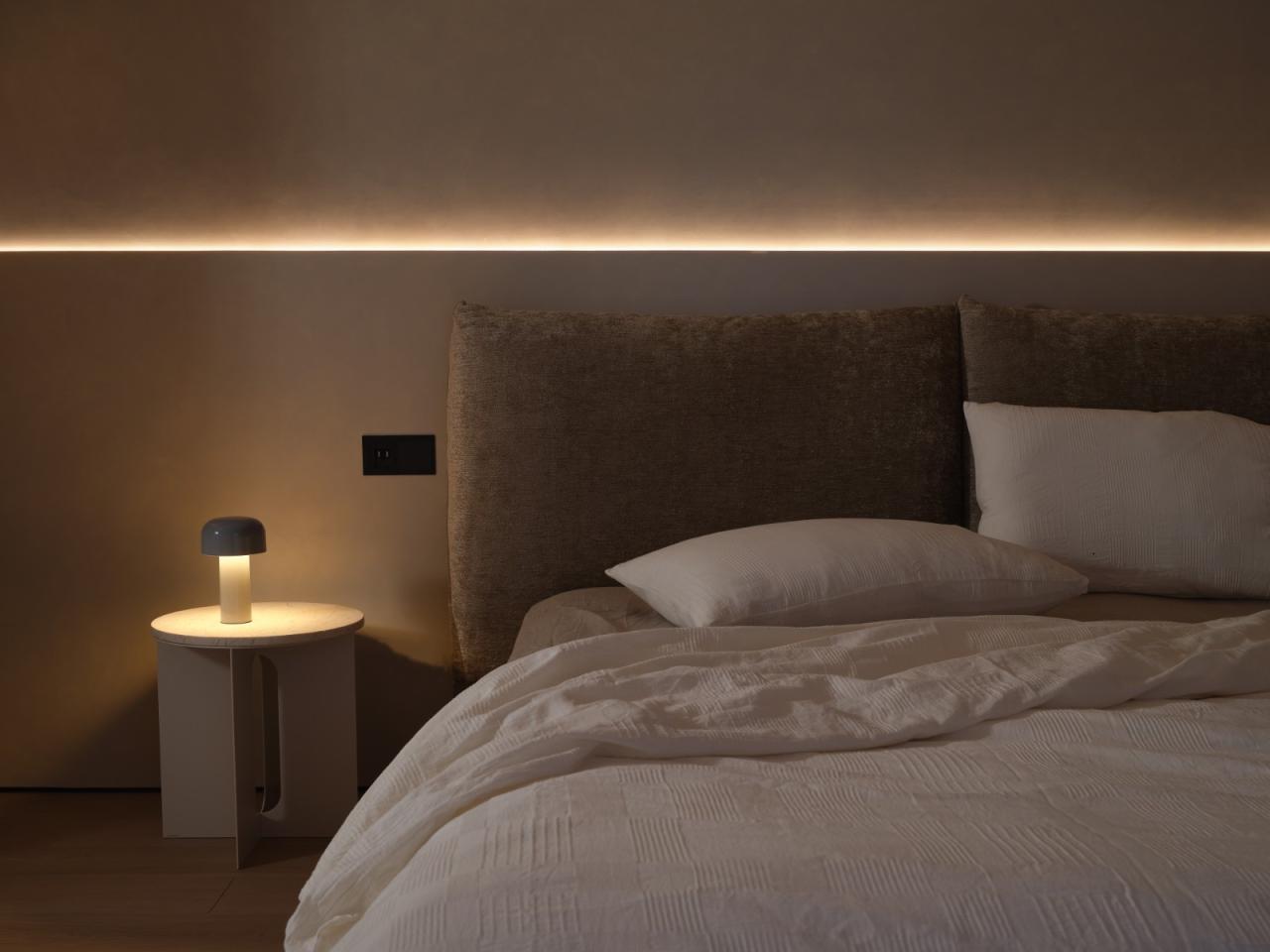 BIM建筑|梧桐树下的420平米复式公寓 :为年轻家庭巧妙创建”视线连通”挑高空间 / 八荒设计