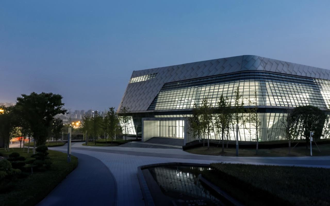 BIM建筑|自由 动感 科技：株洲汽博园交易中心一体化设计探讨 / 罗劲工作室