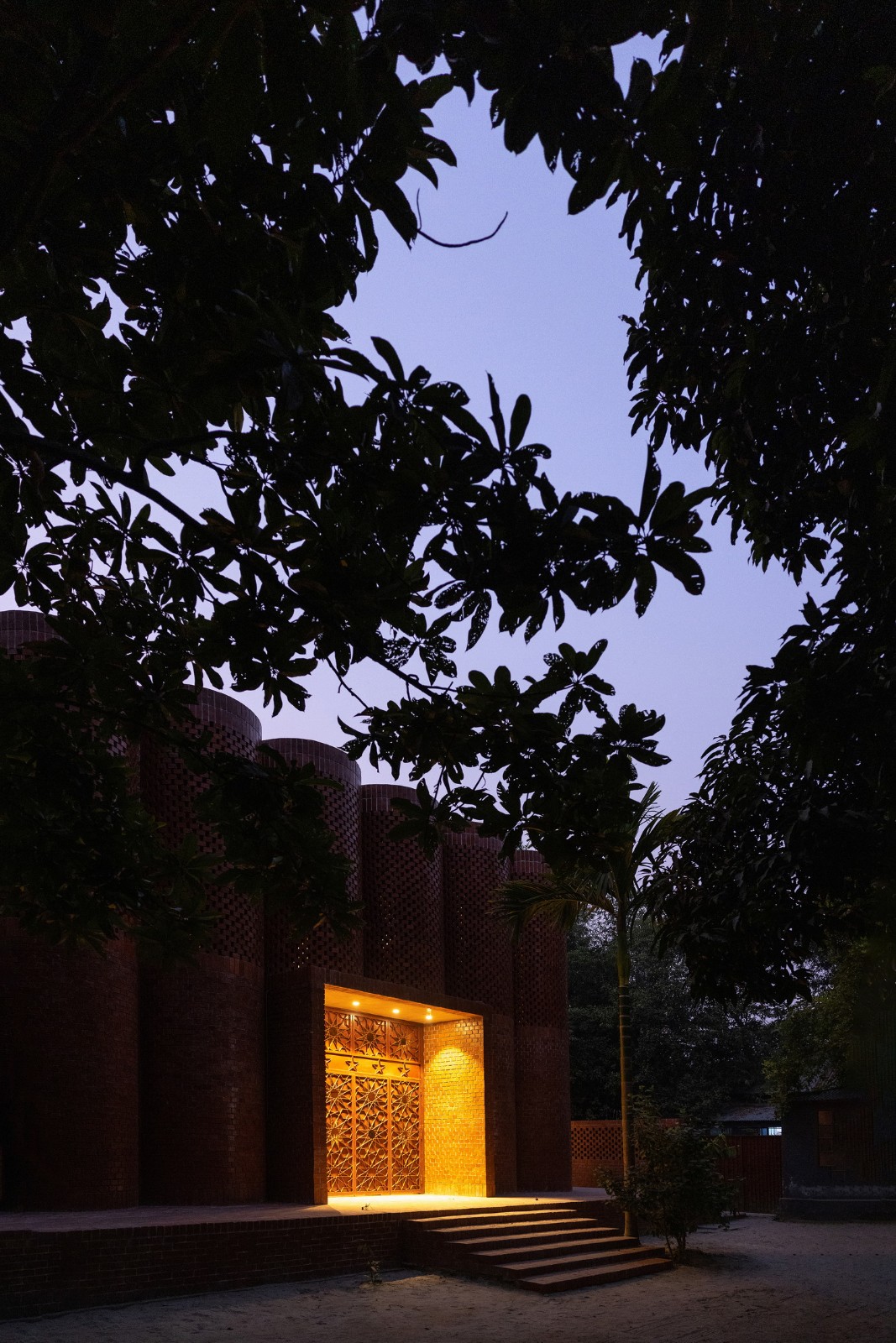 BIM建筑| 陵墓纪念堂，混凝土圆柱‘滴落’ / Sthapotik