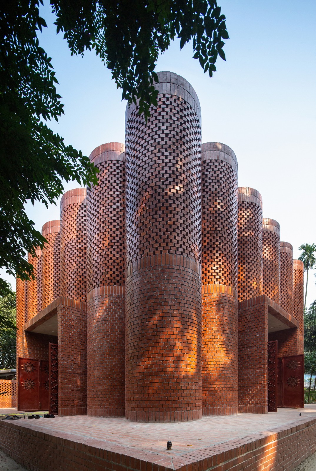 BIM建筑| 陵墓纪念堂，混凝土圆柱‘滴落’ / Sthapotik