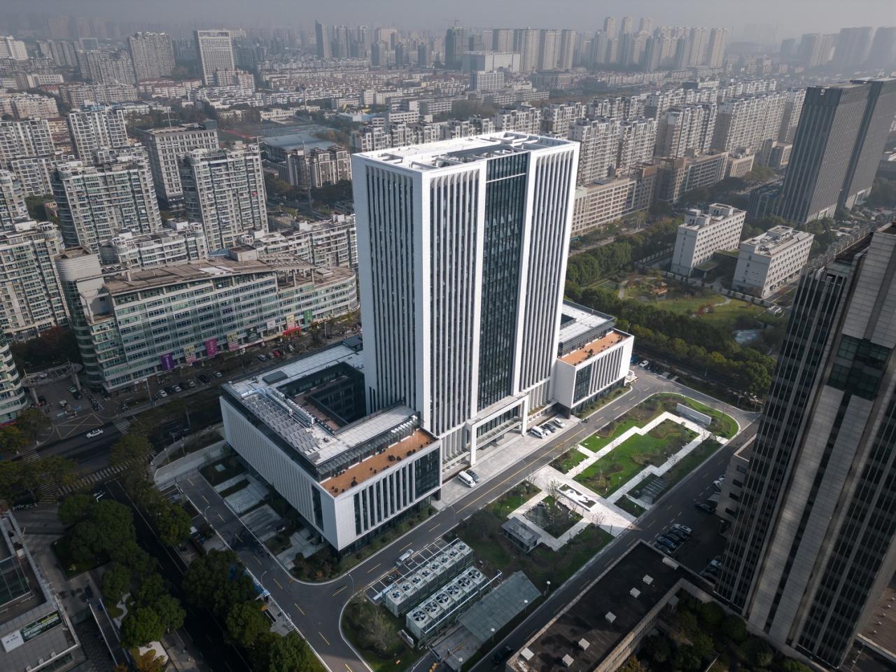 BIM建筑|龙城中轴华彩篇章·龙锦大厦 / 简和建筑