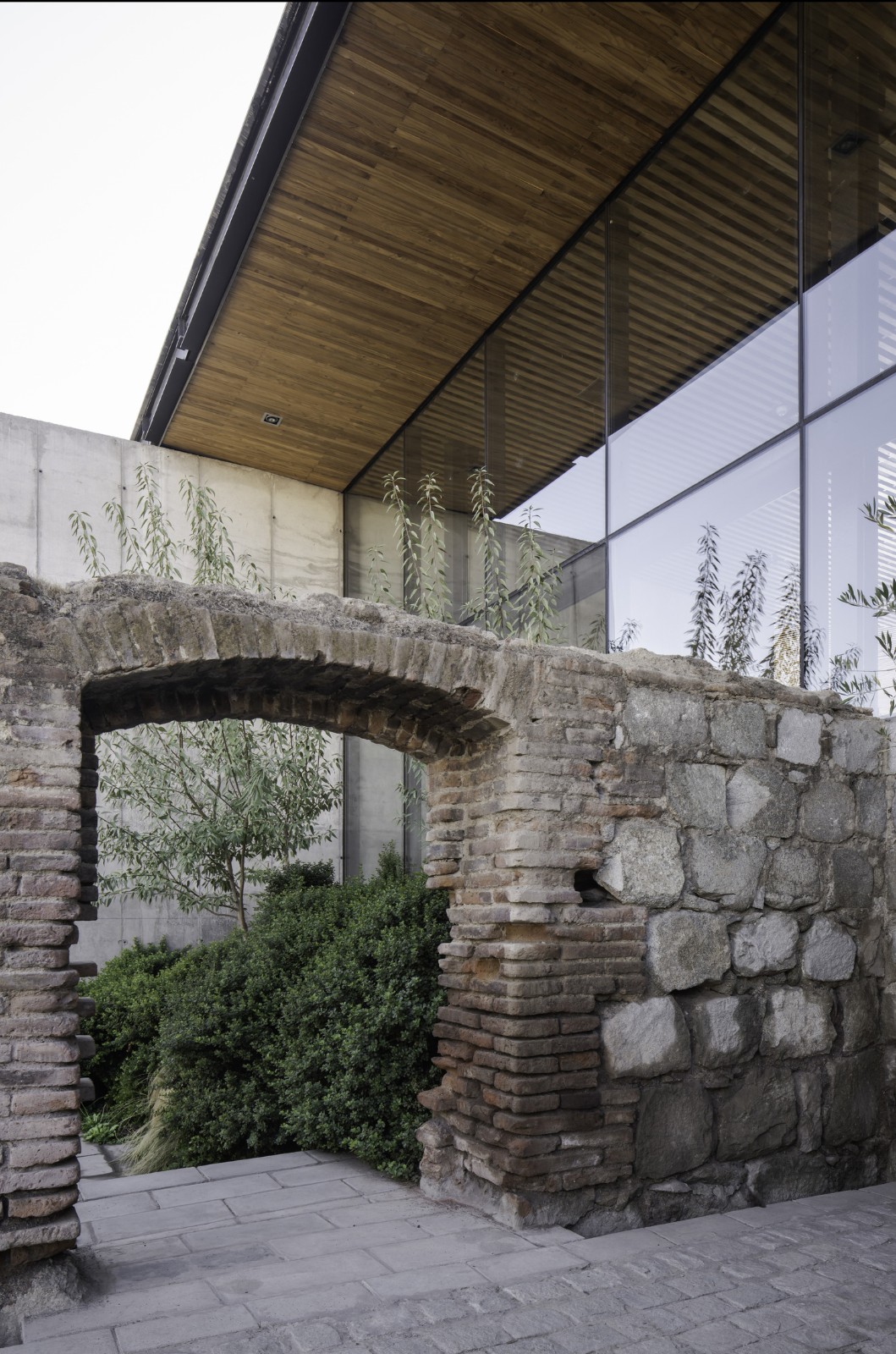 BIM建筑|城墙之中的活动中心 / Triangular