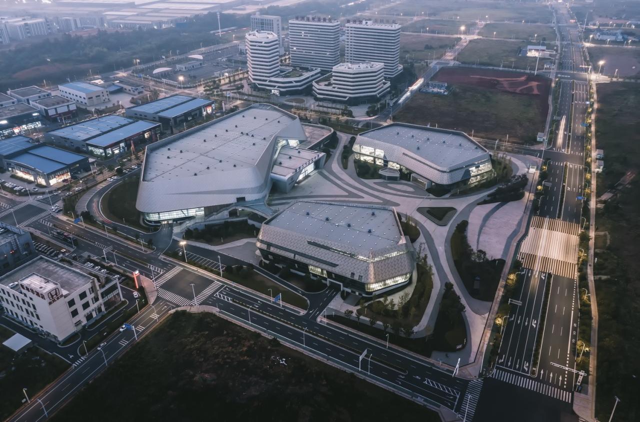 BIM建筑|自由 动感 科技：株洲汽博园交易中心一体化设计探讨 / 罗劲工作室