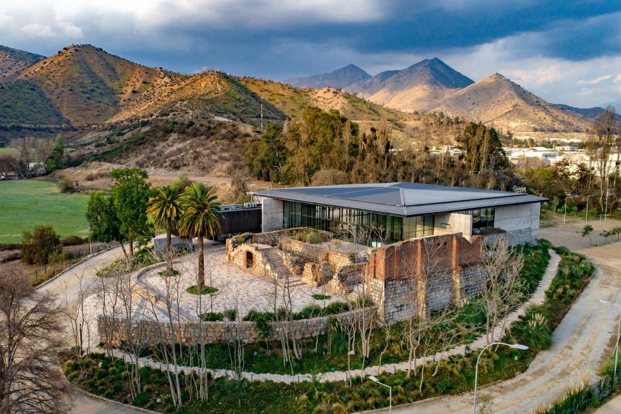 BIM建筑|城墙之中的活动中心 / Triangular