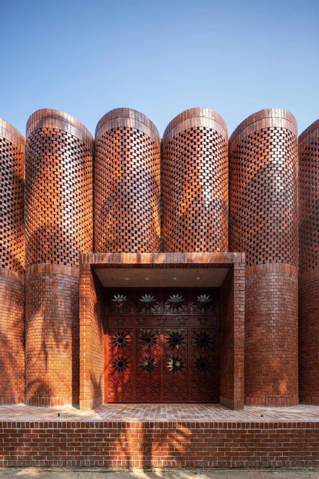 BIM建筑| 陵墓纪念堂，混凝土圆柱‘滴落’ / Sthapotik