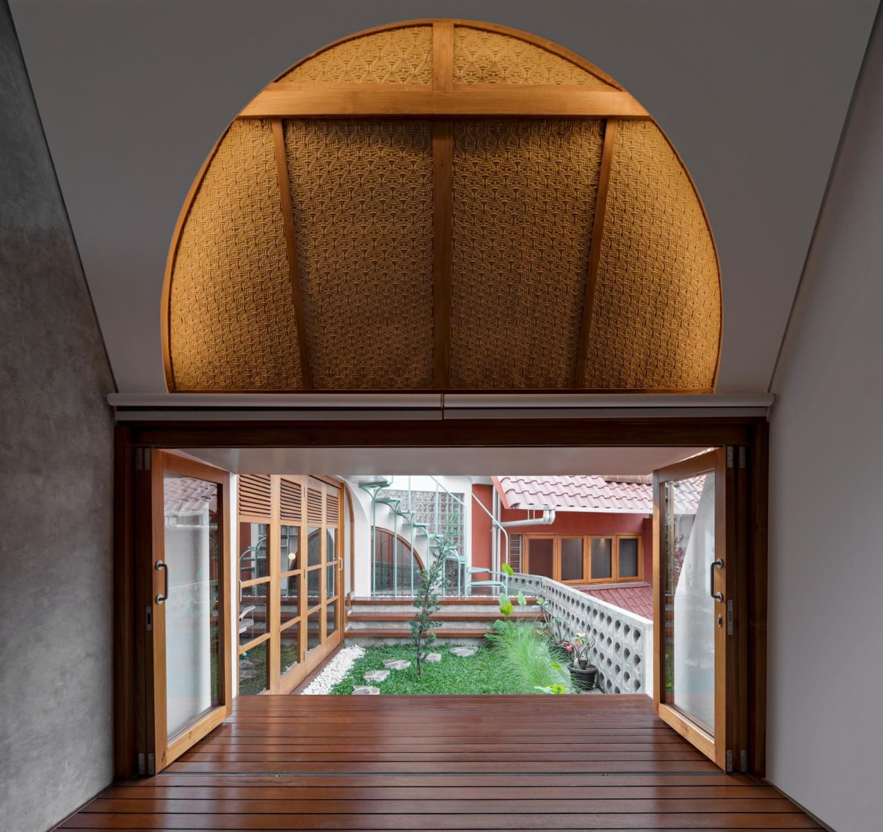 BIM建筑|爪哇屋顶+旋转房间，分心的房子 / Ismail Solehudin Architecture