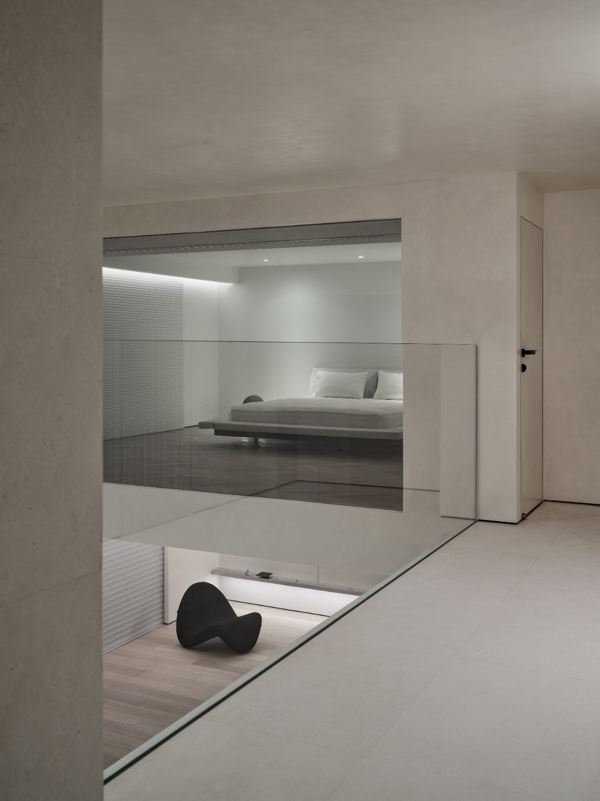 BIM建筑|梧桐树下的420平米复式公寓 :为年轻家庭巧妙创建”视线连通”挑高空间 / 八荒设计