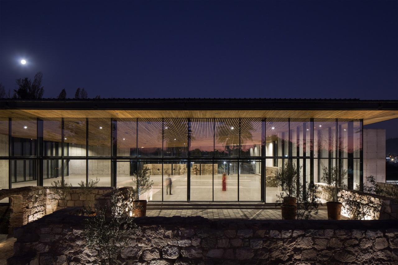 BIM建筑|城墙之中的活动中心 / Triangular