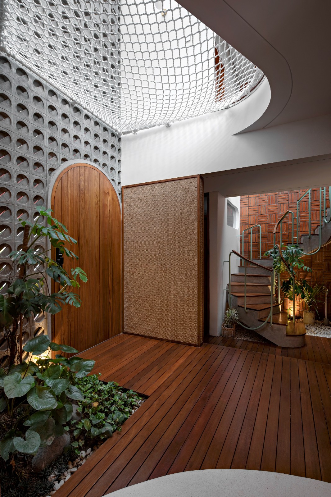 BIM建筑|爪哇屋顶+旋转房间，分心的房子 / Ismail Solehudin Architecture