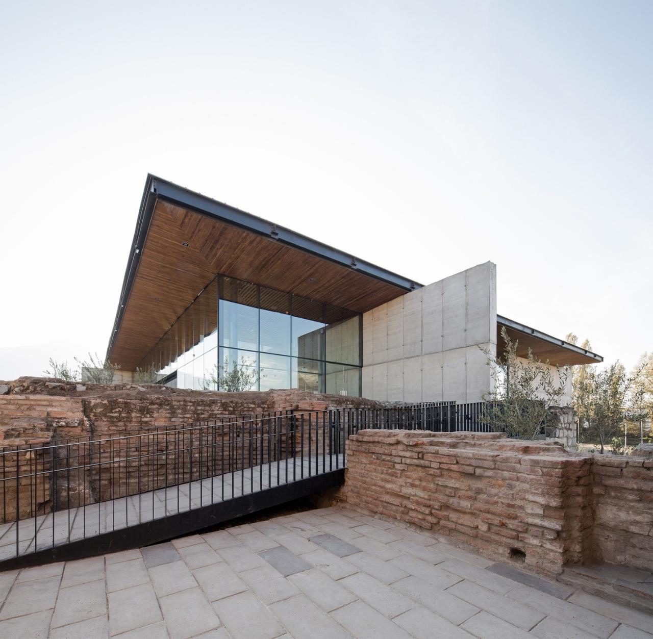 BIM建筑|城墙之中的活动中心 / Triangular