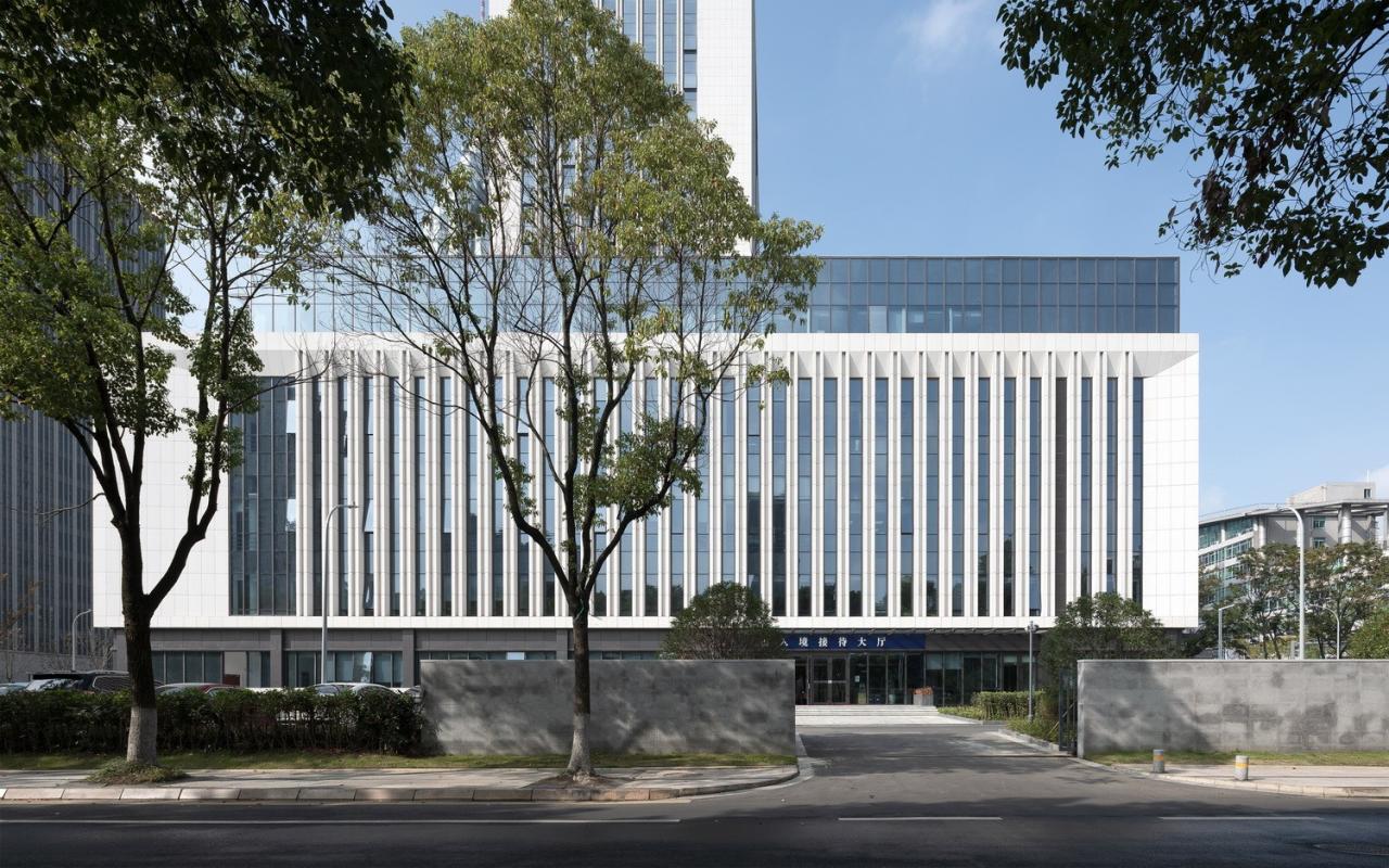 BIM建筑|龙城中轴华彩篇章·龙锦大厦 / 简和建筑