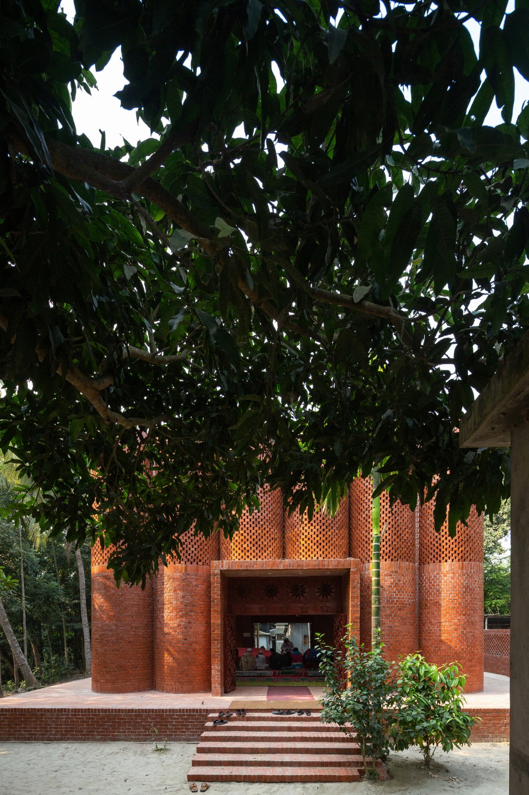 BIM建筑| 陵墓纪念堂，混凝土圆柱‘滴落’ / Sthapotik