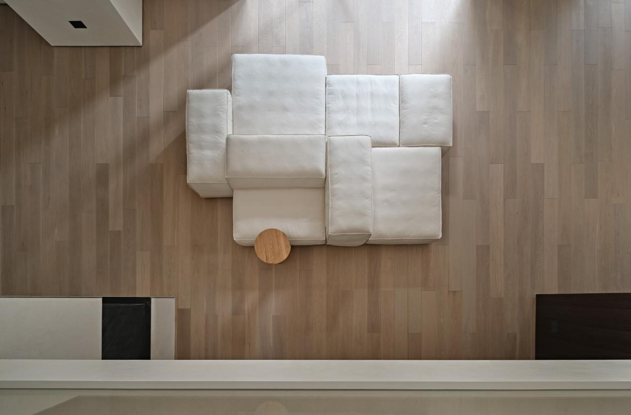 BIM建筑|梧桐树下的420平米复式公寓 :为年轻家庭巧妙创建”视线连通”挑高空间 / 八荒设计