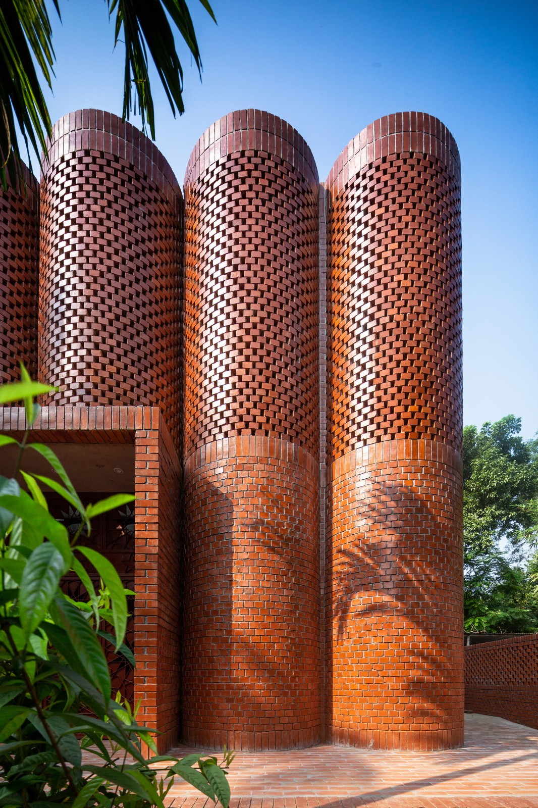 BIM建筑| 陵墓纪念堂，混凝土圆柱‘滴落’ / Sthapotik