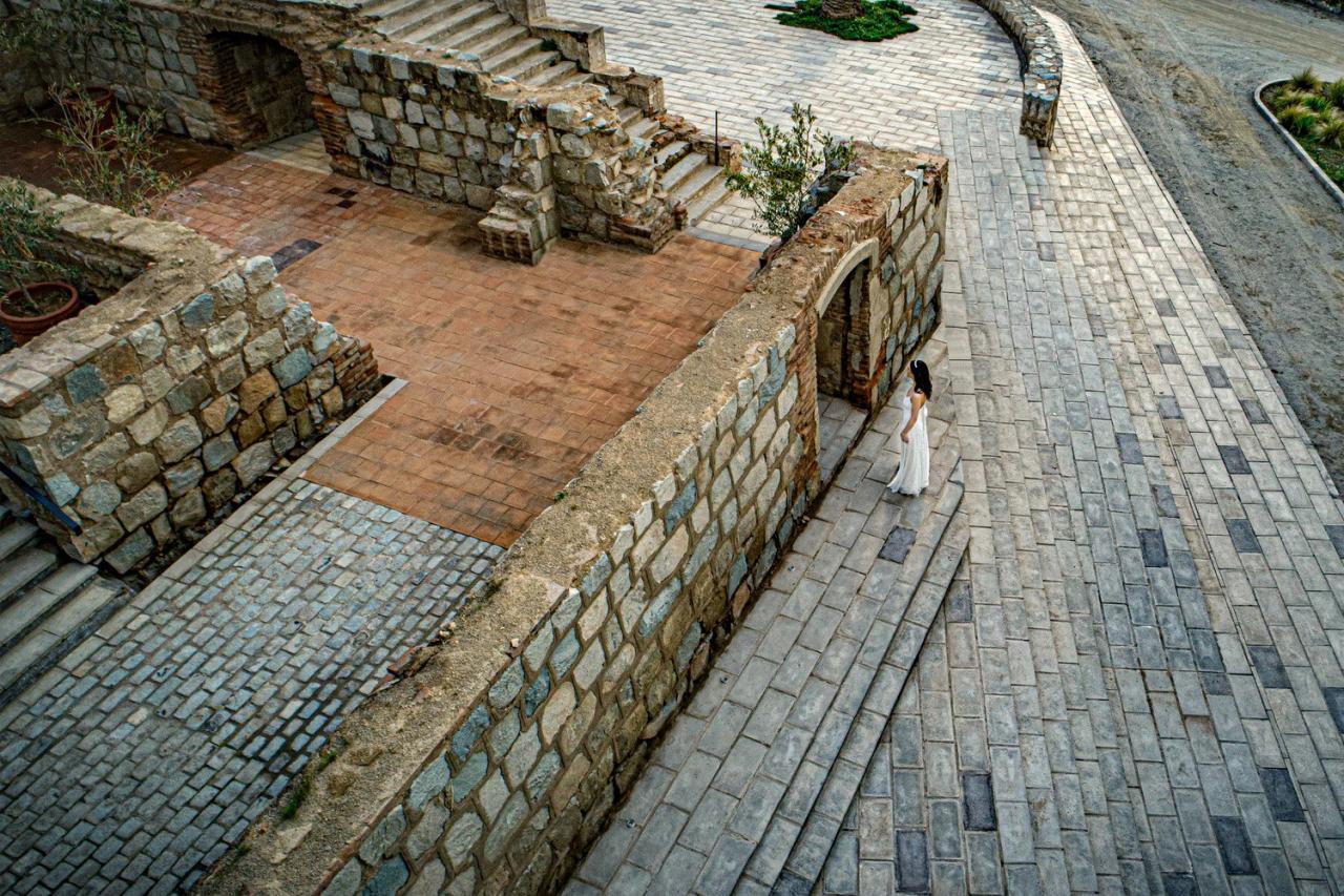 BIM建筑|城墙之中的活动中心 / Triangular