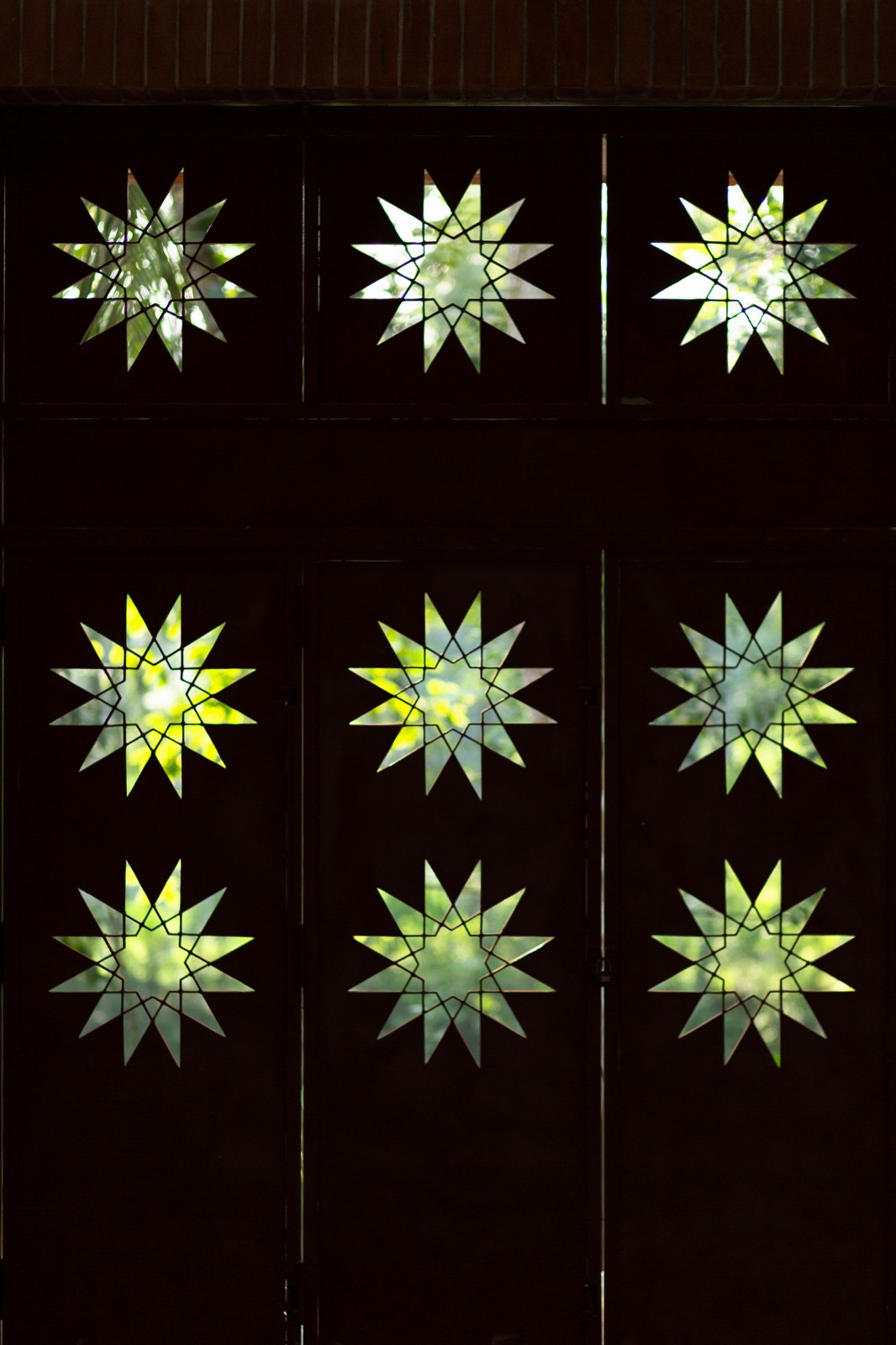 BIM建筑| 陵墓纪念堂，混凝土圆柱‘滴落’ / Sthapotik