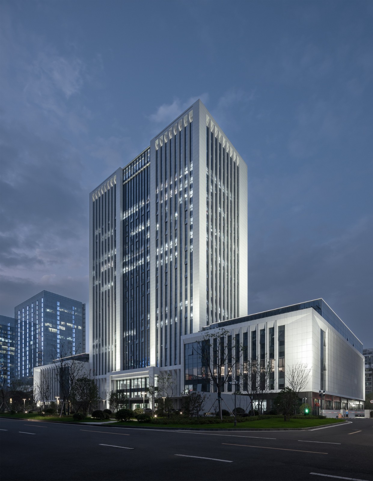 BIM建筑|龙城中轴华彩篇章·龙锦大厦 / 简和建筑