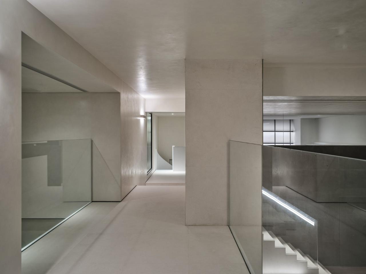 BIM建筑|梧桐树下的420平米复式公寓 :为年轻家庭巧妙创建”视线连通”挑高空间 / 八荒设计